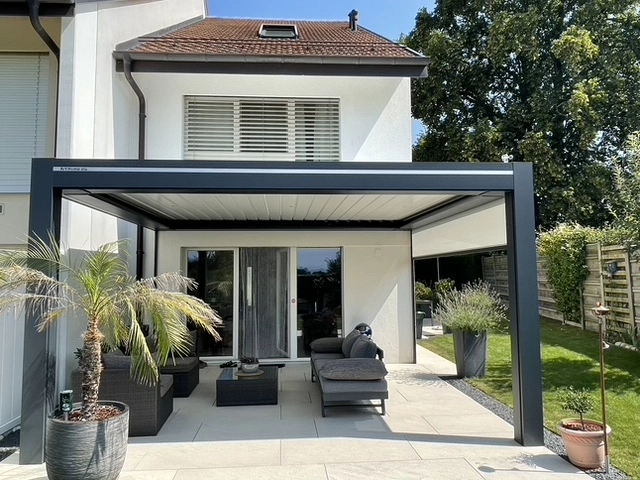 pergola gris anthracite adossée avec stores