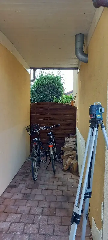 couloir extérieur avec vélos